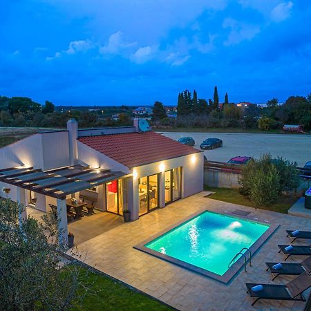 Вилла Bobo Family House With Pool Воднян Экстерьер фото