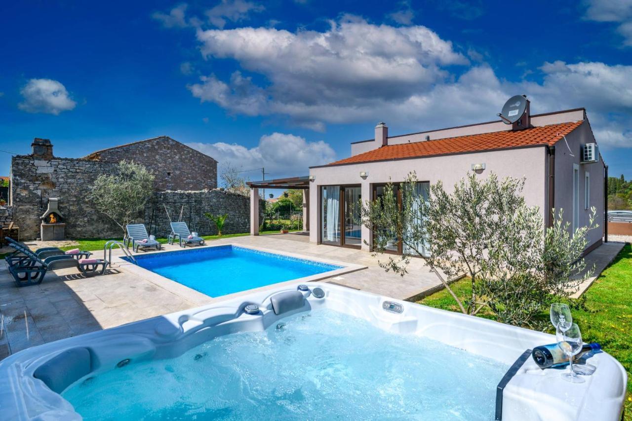 Вилла Bobo Family House With Pool Воднян Экстерьер фото