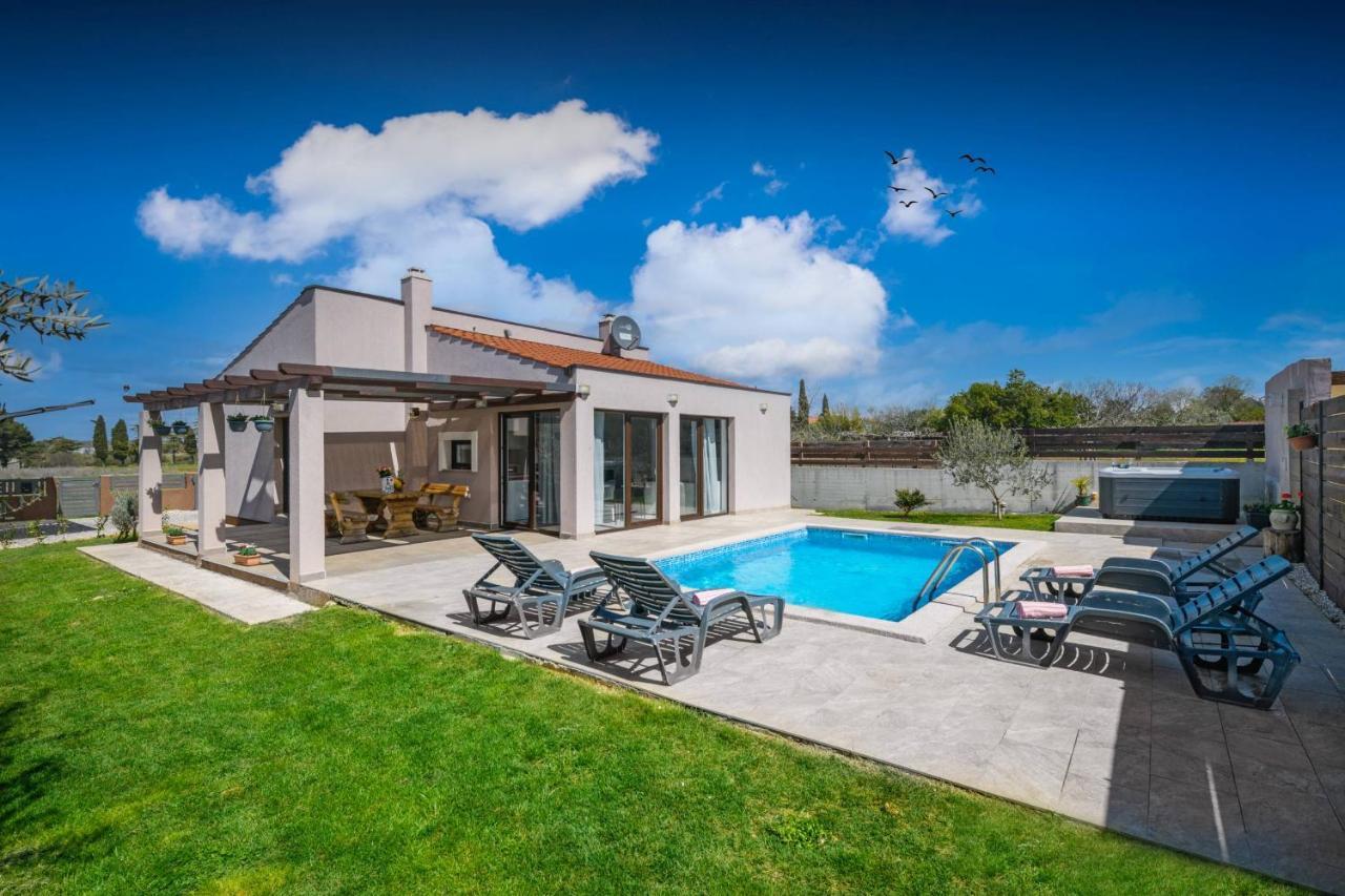 Вилла Bobo Family House With Pool Воднян Экстерьер фото