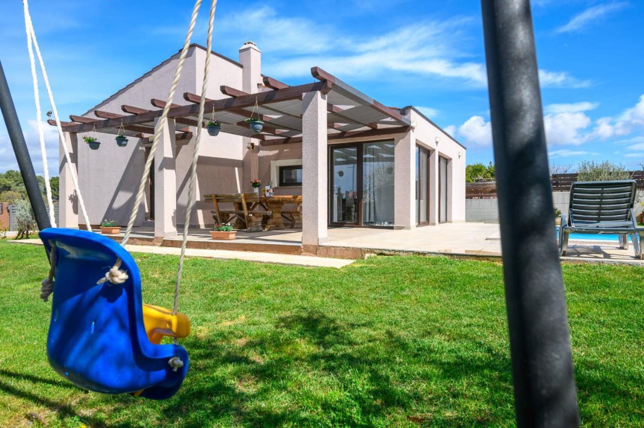 Вилла Bobo Family House With Pool Воднян Экстерьер фото