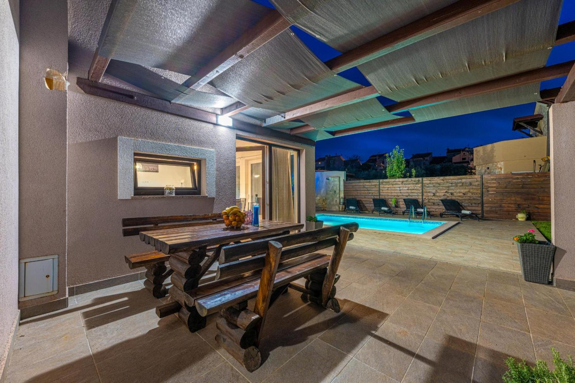 Вилла Bobo Family House With Pool Воднян Экстерьер фото