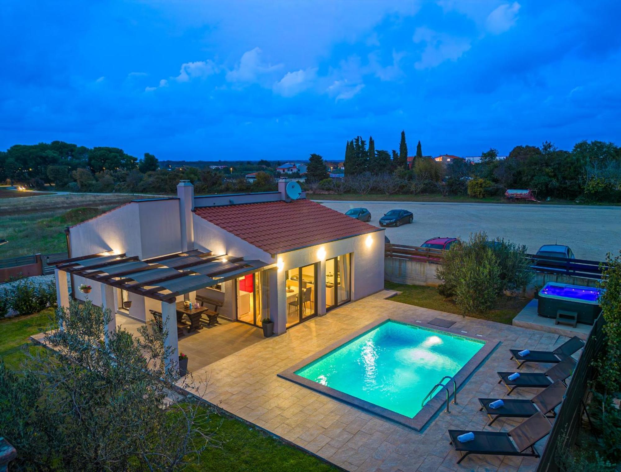 Вилла Bobo Family House With Pool Воднян Экстерьер фото