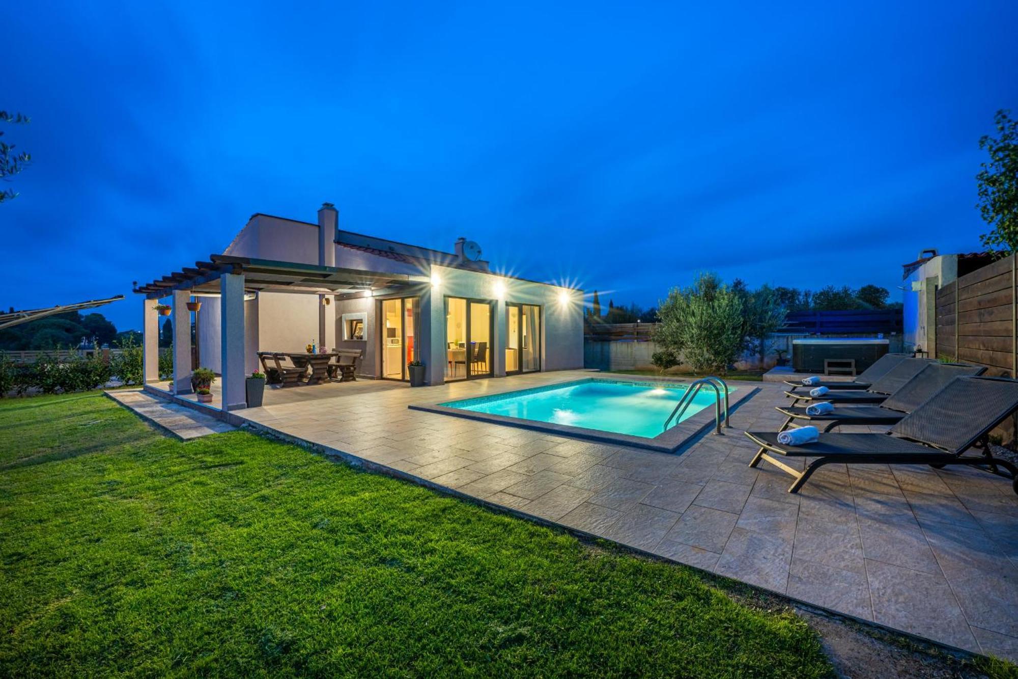 Вилла Bobo Family House With Pool Воднян Экстерьер фото