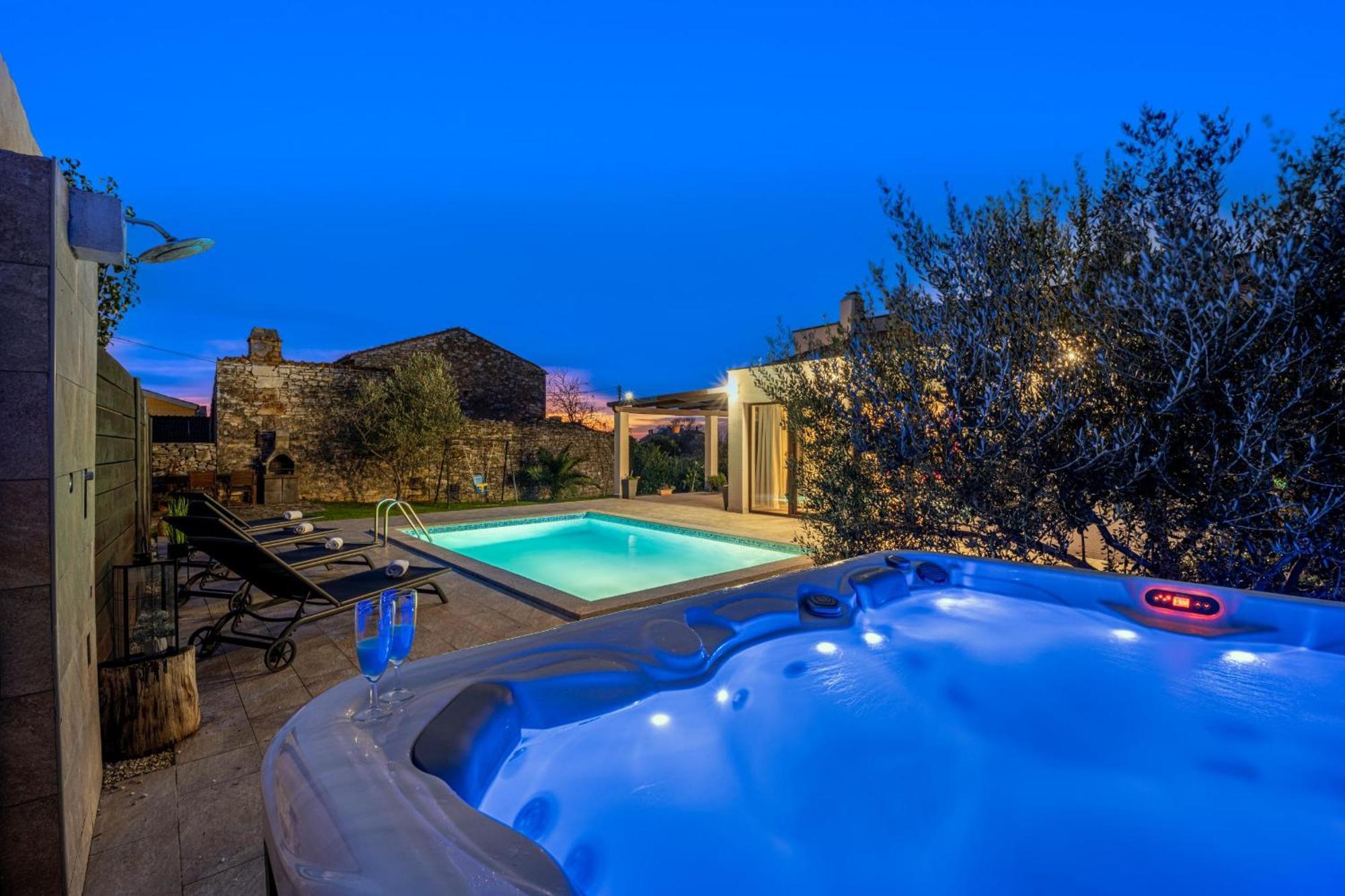 Вилла Bobo Family House With Pool Воднян Экстерьер фото
